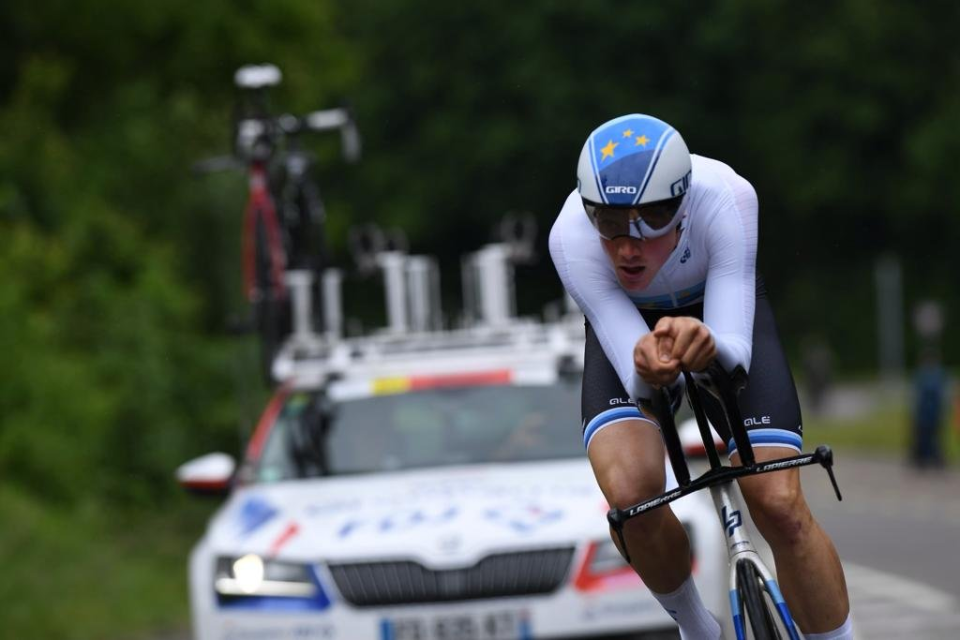 Stefan Kueng wins opening Tour de Suisse time trial