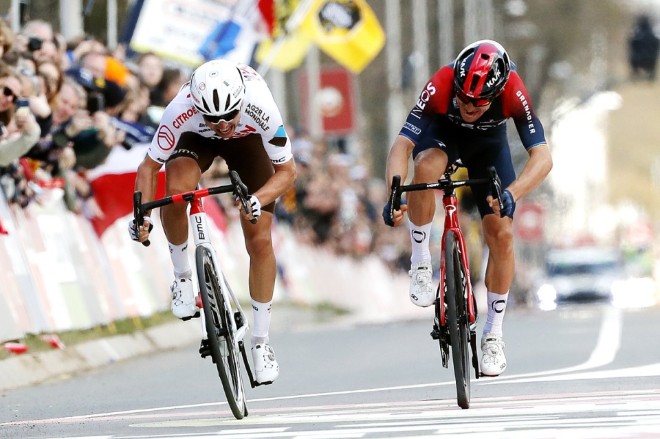 Kwiatkowski wins Amstel Gold with a bike throw after 250km of racing