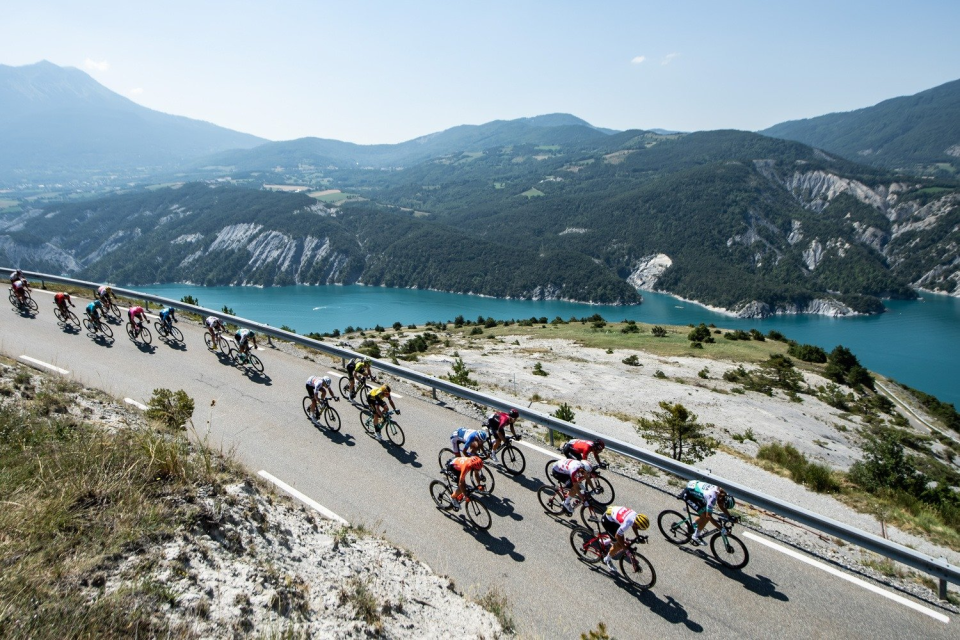 7 Ways to Ride Downhill Like A Tour de France Cyclist (And Not Die)