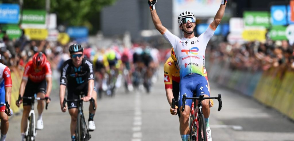 Alexis Vuillermoz wins Critérium du Dauphiné Stage 2 from the breakway