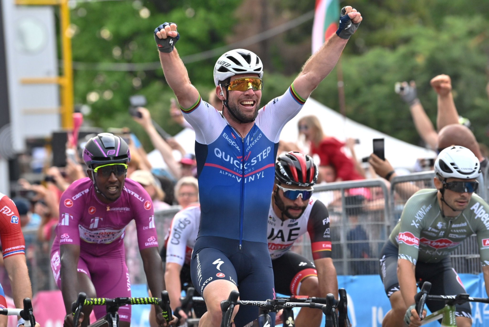 British Manx Missle Mark Cavendish wins first bunch sprint on Stage 3 of the Giro d'Italia