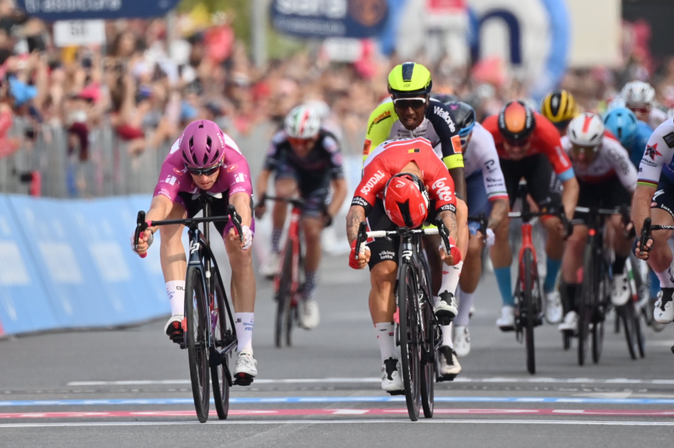 Arnaud Démare does the Double on Giro d´Italia Sprint stage 6