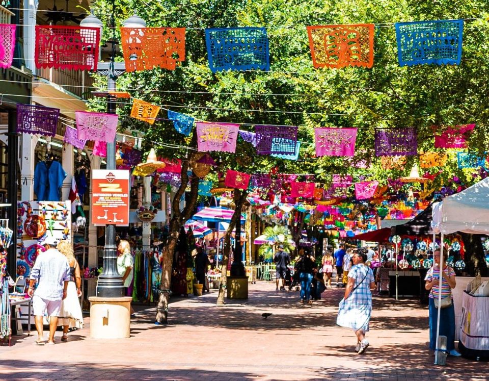 L'Étape San Antonio by Tour de France is part of Fiesta FitFest presented by H-E-B, San Antonio's newest official Fiesta event, April 8-10, 2022!