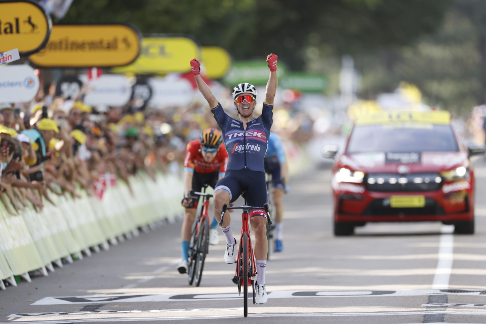 Mads Pedersen wins a Grand Tour stage as riders really feel the heat