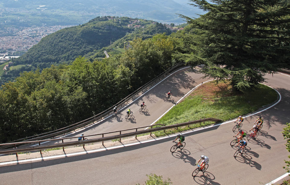 The challenging ascents of Monte Bondone will determine the winners of the rainbow jerseys right from the first climb in the program of Granfondo and Mediofondo