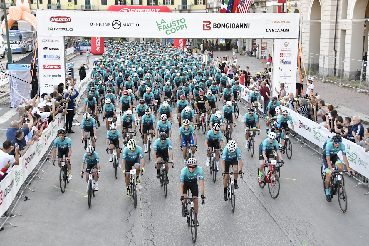 Two thousand cyclists from 24 countries competed on the two routes of 177 and 111 kilometres.