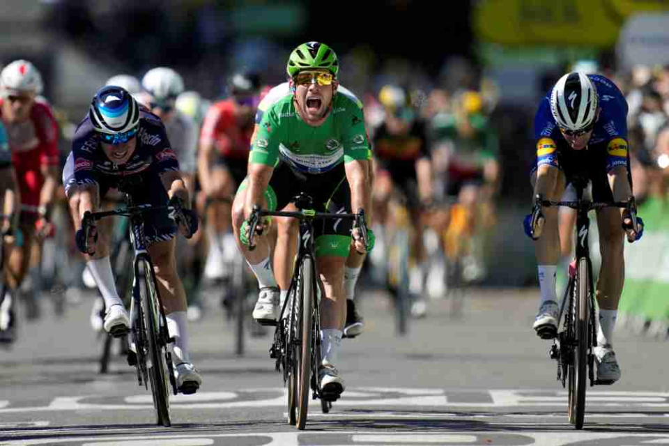 Mark Cavendish equals Eddy Merckx's 34 stage wins at the Tour de France