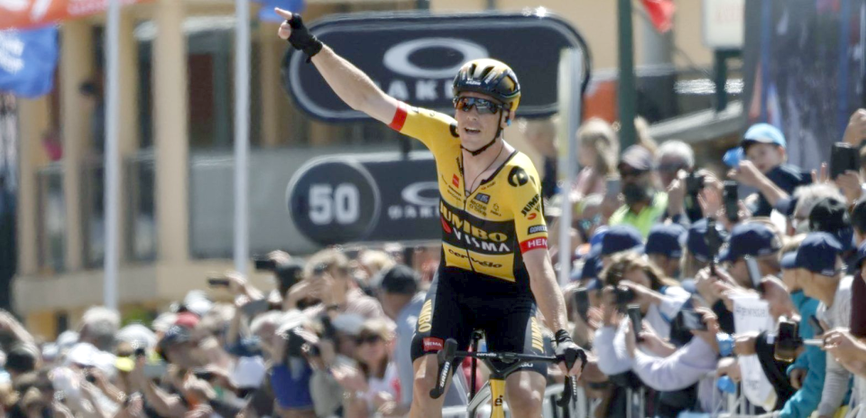 Rohan Dennis breaks away to win 2nd stage and take over Tour Down Under lead