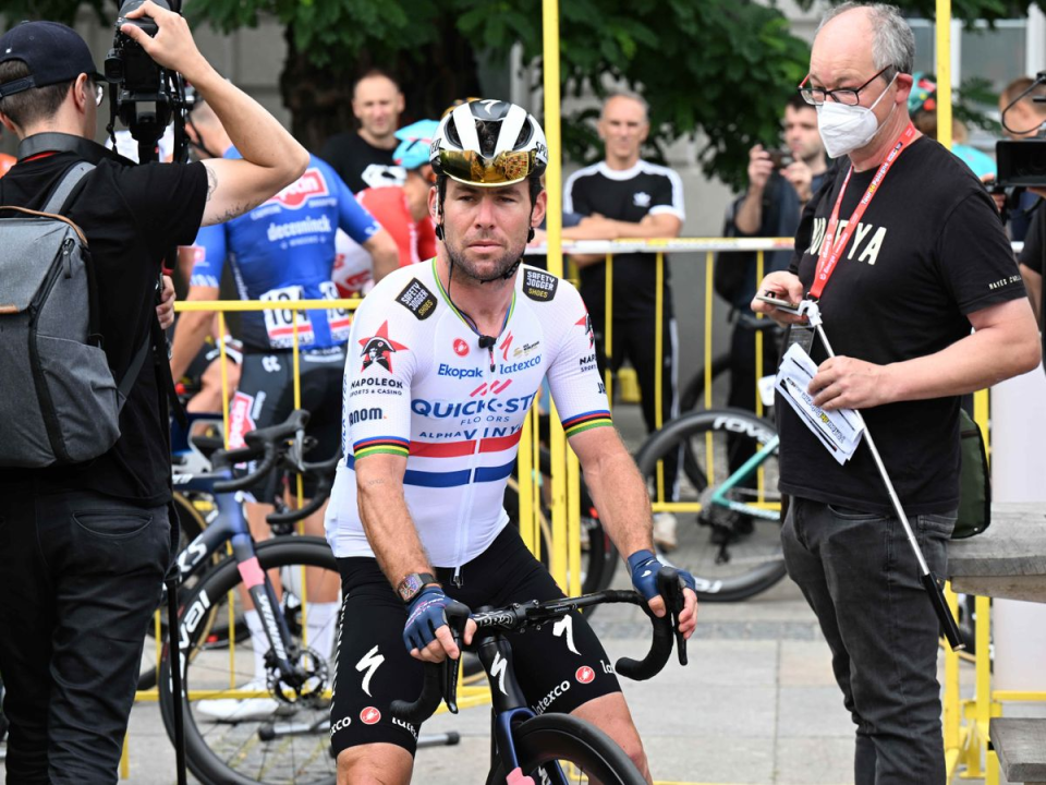 Mark Cavendish searching for another team as B&B Hotels collapses