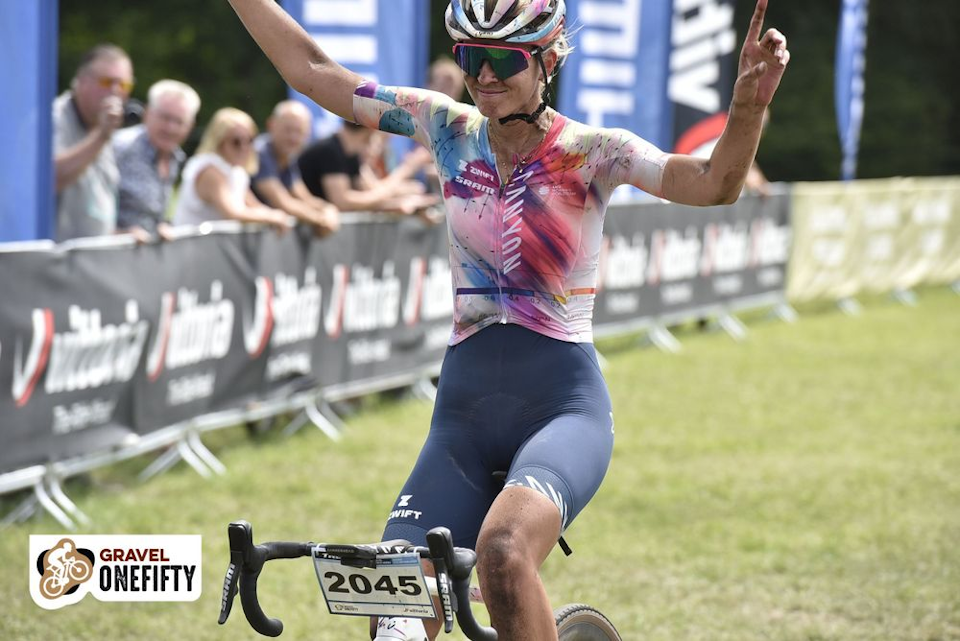 Pauliena Rooijakkers (Canyon/SRAM Racing) attacked and soloed to the finish line in a time of 4h 32m 33s