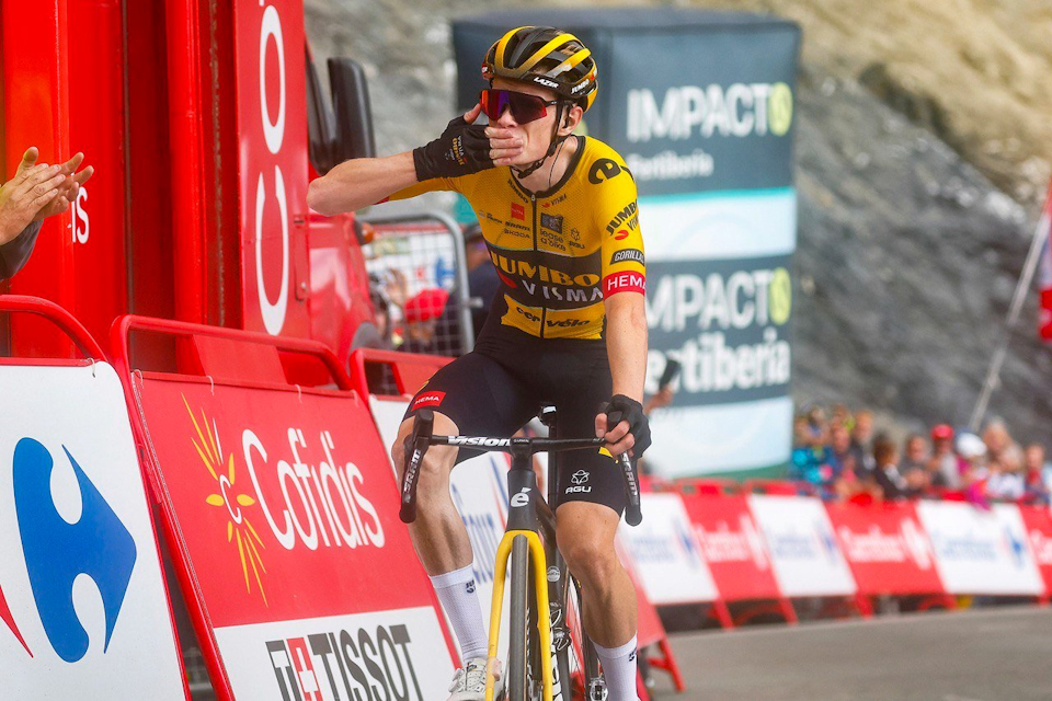 Jonas Vingegaard solos to Victory atop the Coldu Tourmalet in Jumbo-Visma 1-2-3