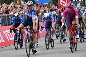 Merlier sprints to chaotic stage 18 win at the Giro d'Italia