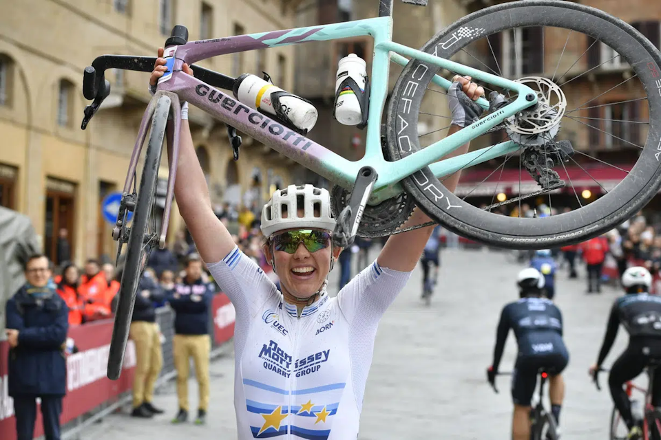 Ireland's Marine Lenehan (Dan Morrissey-Primór by Pissei), current European Gran Fondo champion, took the victory into Siena.