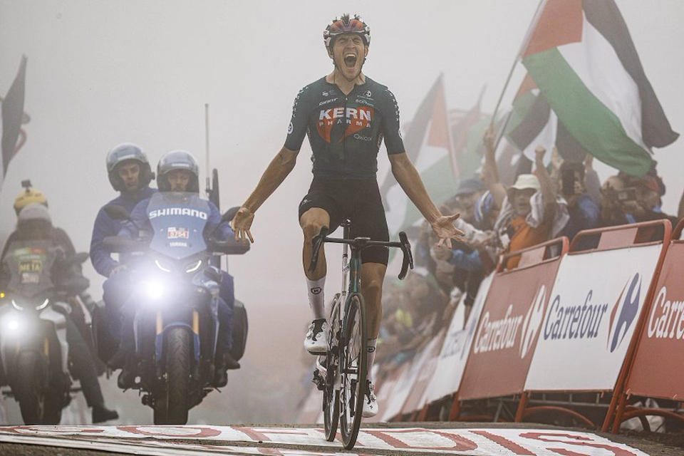 Gutsy Pablo Castrillo wins tough Vuelta stage atop Cuitu Negru