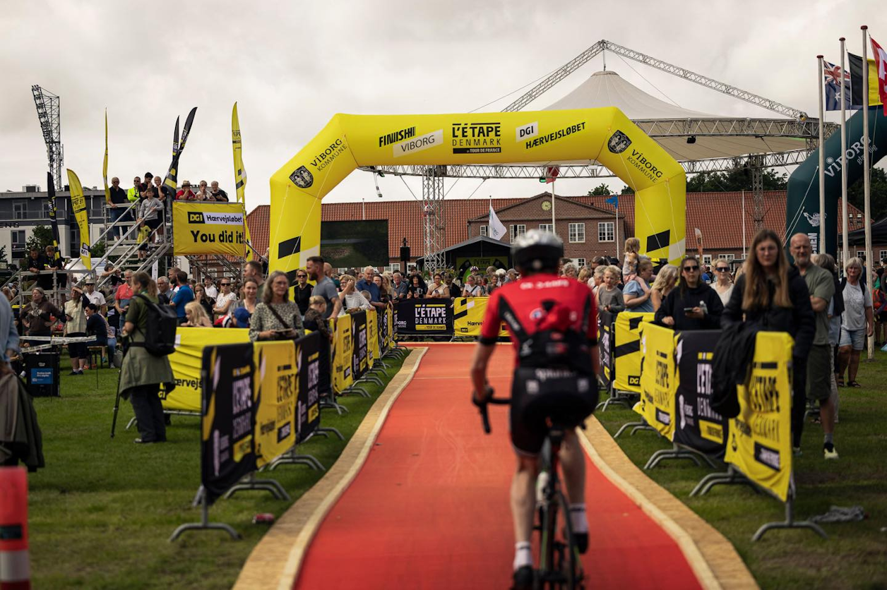 Lihn and Havbro pull on the Yellow Jersey at 2025 L'Etape Denmark