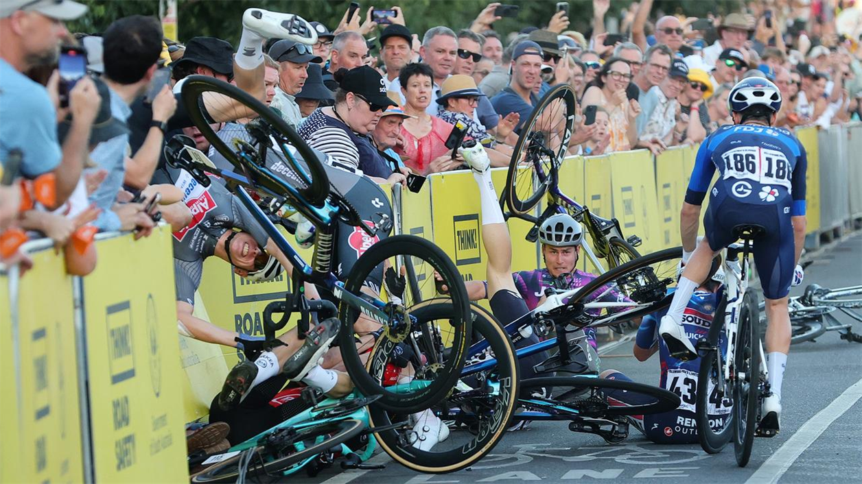 VIDEO: Horror Crash sees Spectators Hurt at the 2025 Tour Down Under Criterium