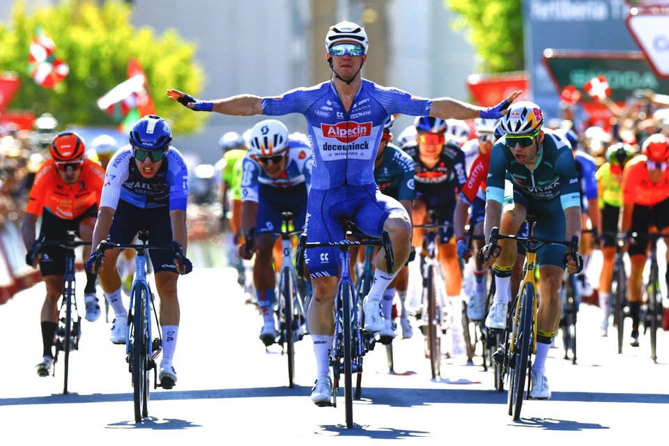 Kaden Groves powers to sprint victory on Stage 2 of La Vuelta