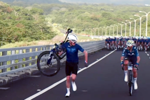 Chris Froome recreates iconic run up Mount Ventoux with Alejandro Valverde
