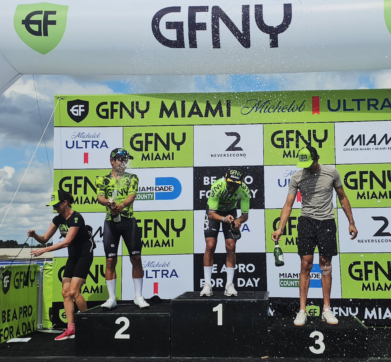 Aros took the win in 1:54:14 from De Luna, with Stangoni closing the podium