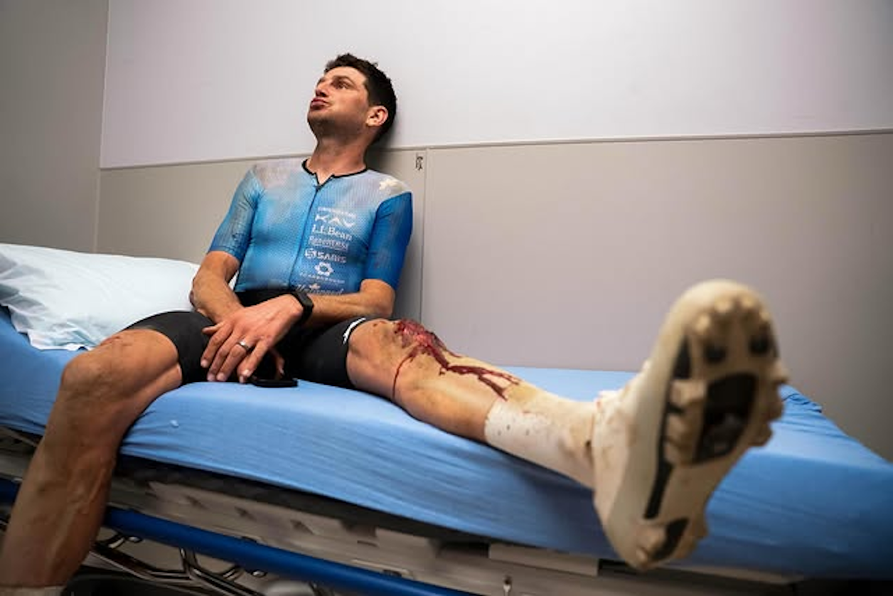 Waiting there was another legend of the discipline: Ted King, the 2018 Unbound 200 champion, also sidelined by a deep knee gash.