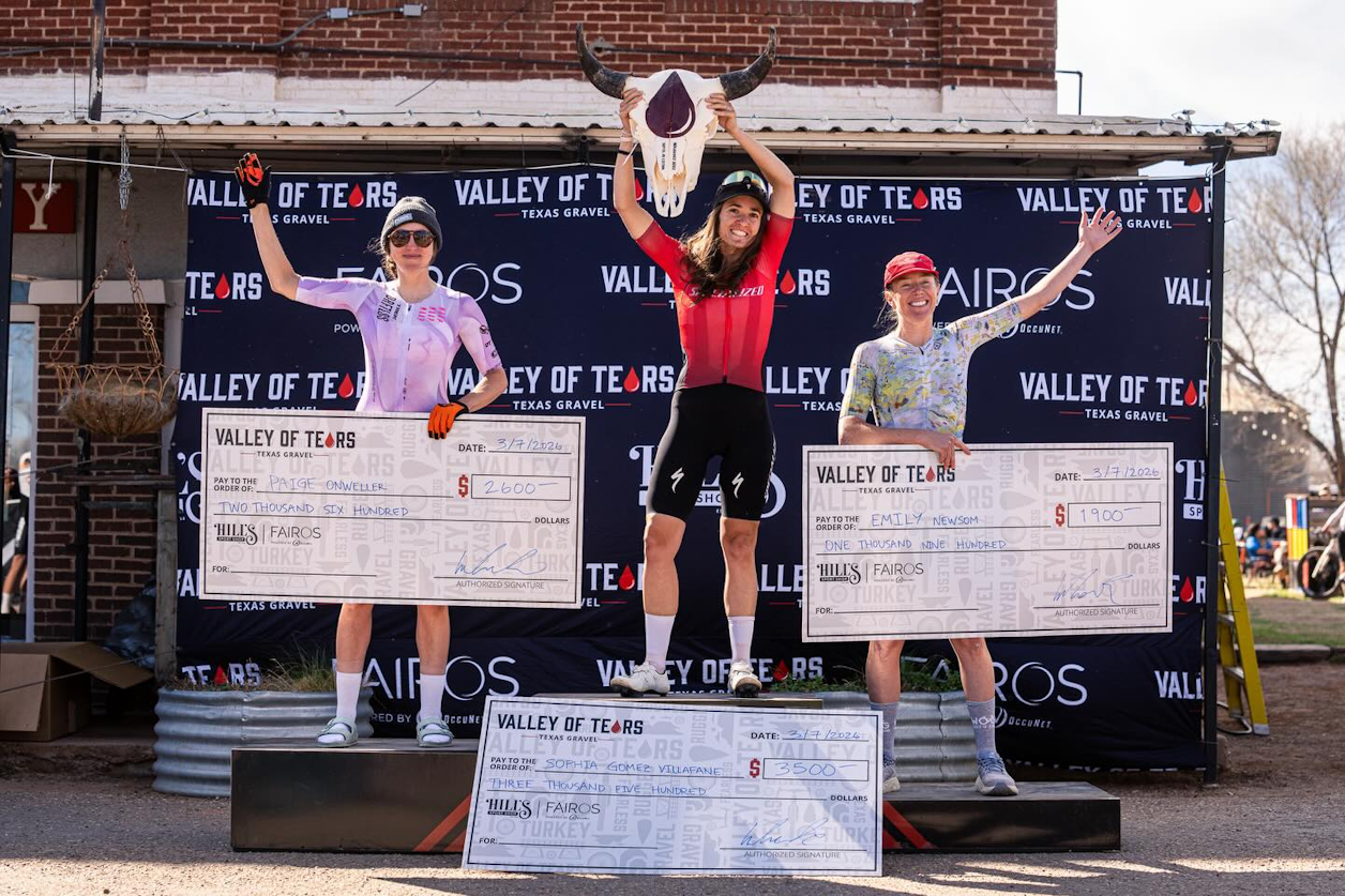 Sofia Villafane outsprinting Paige Onweller and Emily Newsom in the womens race.