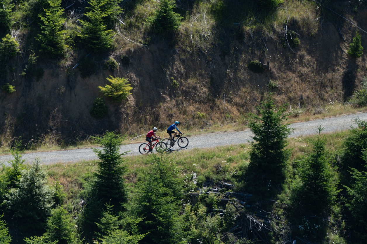 Kristina Gray and Austen Davis take Victory at 2026 West Coast Gravel