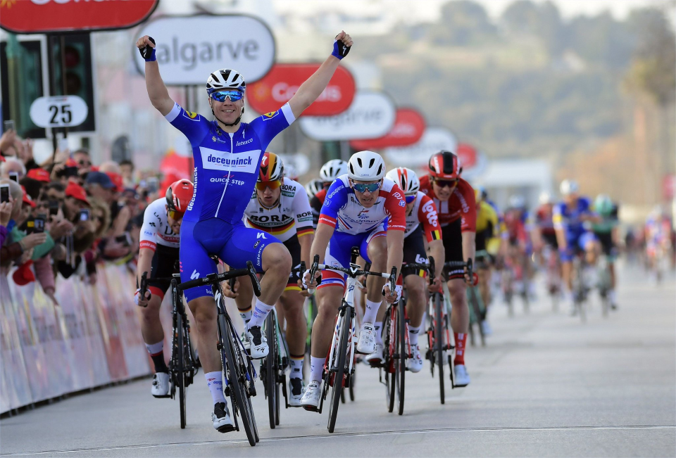 Jakobsen sprints to victory on the opening stage of the Volta ao Algarve