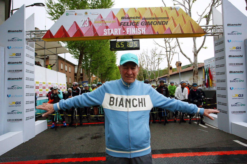 A smiling Felice Gimondi at the Granfondo's start (Credits Marco Quaranta).