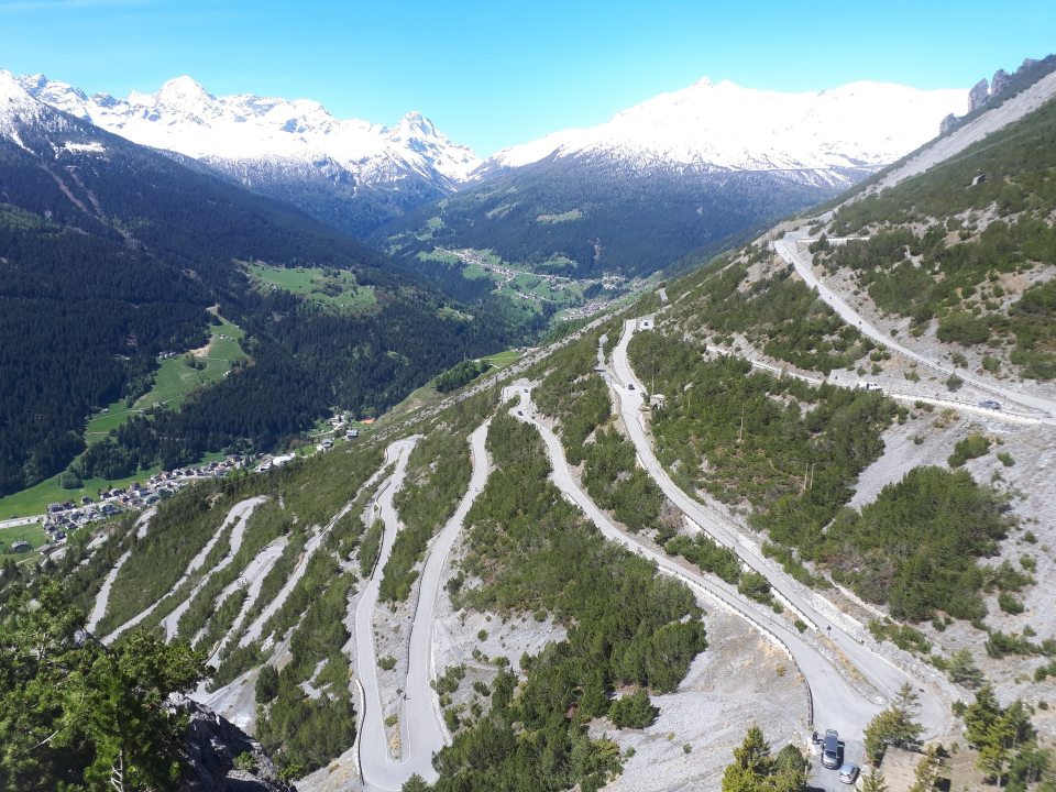 Laghi di Cancano with 21 hairpins along the mountainside (the so-called “Scale di Fraele”)