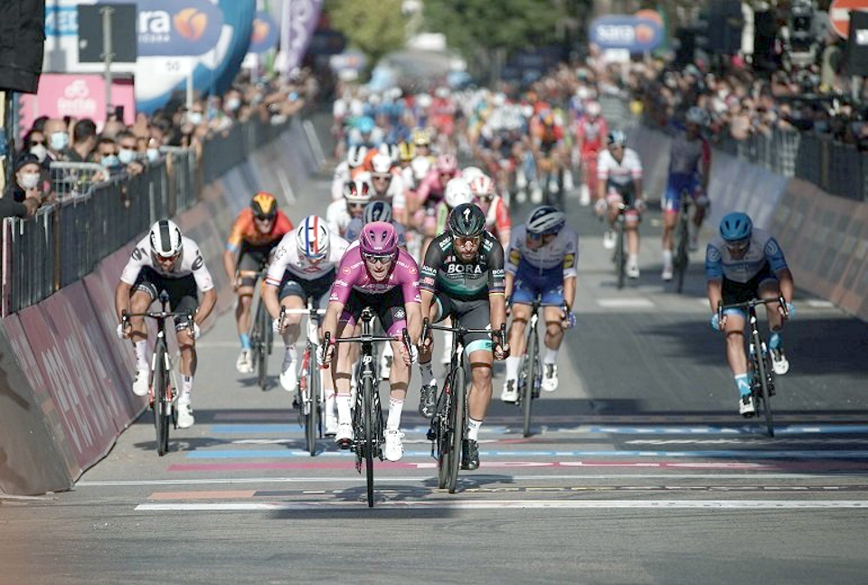 Hat Trick for Frenchman Arnaud Demare as he sprint for his 3rd Stage Victory