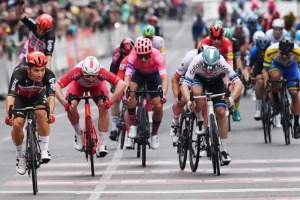 Caleb Ewan wins Tour Down Under prologue