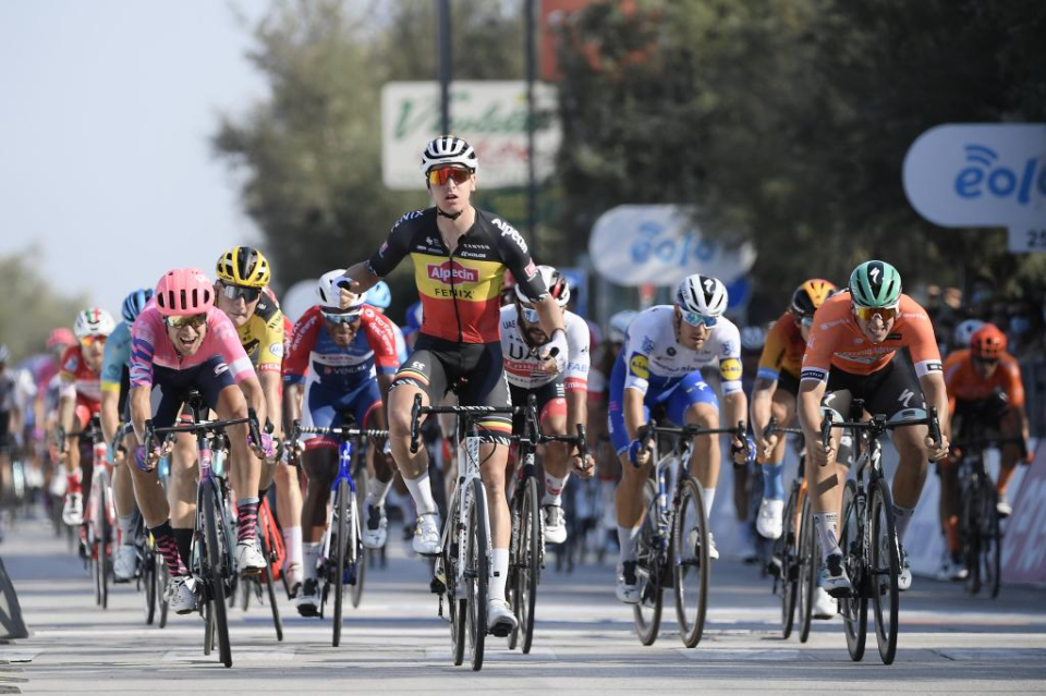 Simon Yates retains the race lead after stage six sprint at Tirreno Adriatico