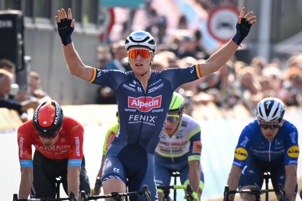 Tim Merlier wins opening sprint in the mellay of the Benelux Tour