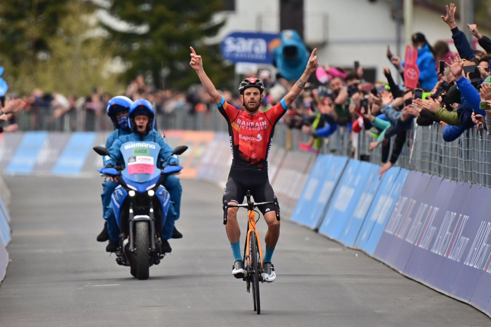 Egan Bernal retained a twominute lead in the Giro d’Italia on Saturday