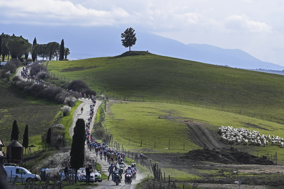 5000 amateur riders at 2021 Gran Fondo Strade Bianche