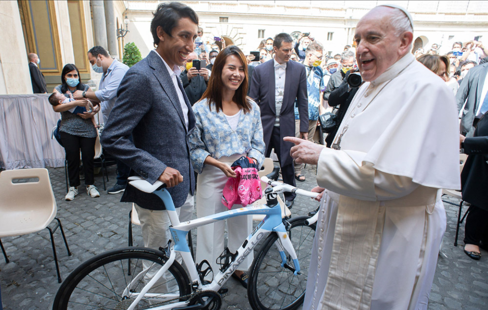 Egan Bernal gifts maglia rosa and custom Pinarello to Pope Francis