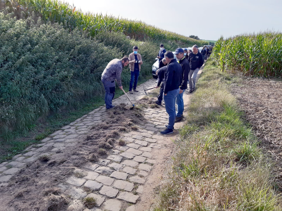 Volunteers from Les Amis de Paris-Roubaix removed grass from the central section of several sectors.