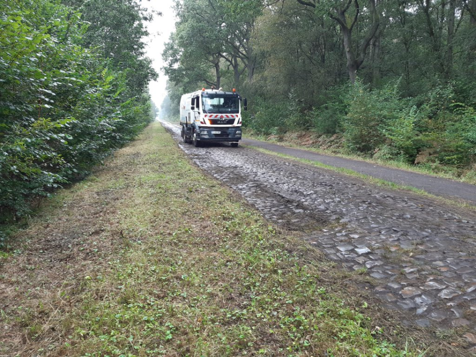 A mechanical brusher swept the Arenberg Forest cobbles to remove the moss