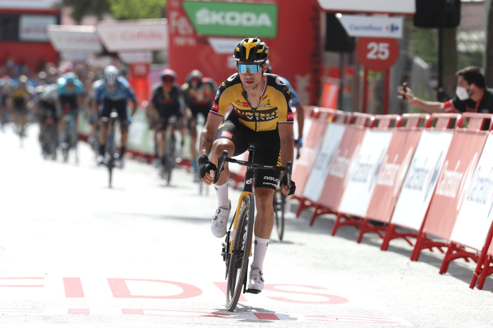 Primoz Roglic wins on the steep wall of Valdepeñas de Jaén on Stage 11