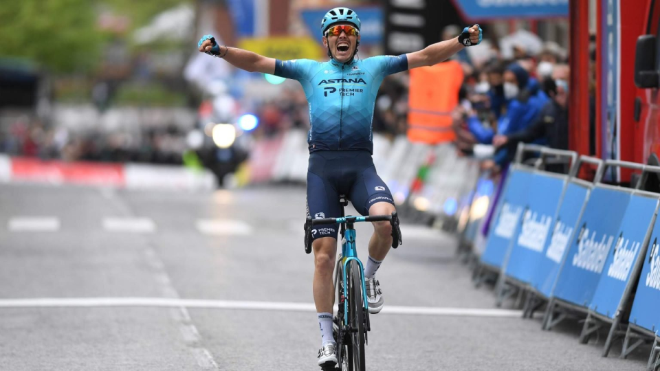 Alex Aranburu attacks to win Stage 2 of the Itzulia Basque Country 
