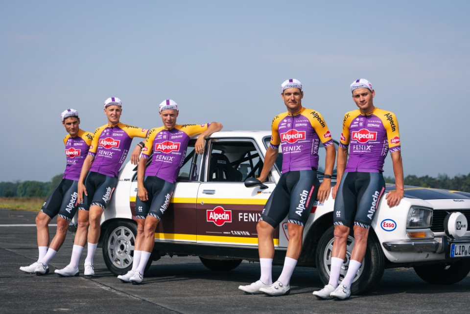 Alpecin-Fenix, the team of Raymond Poulidor’s grandson, Mathieu van der Poel, decided to honor ‘Poupou’ with a special retro outfit during the team presentation of the Tour de France