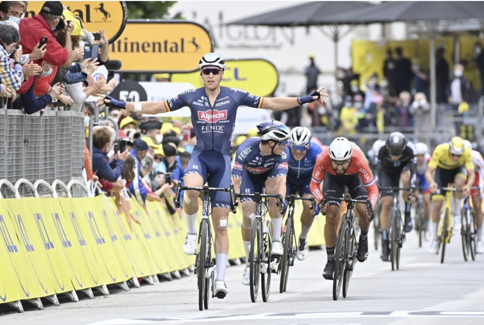 Belgium fast man Tim Merlier and Alpecin-Fenix survive Carnage to win Stage 3 Sprint