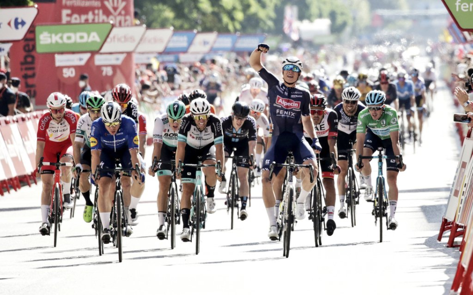 Jasper Philipsen sprints to stage victory on stage 2 at La Vuelta