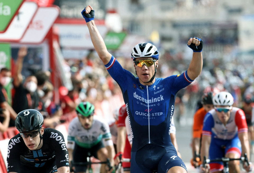 Fabio Jakobsen wins his second stage and reclaims Green Jersey