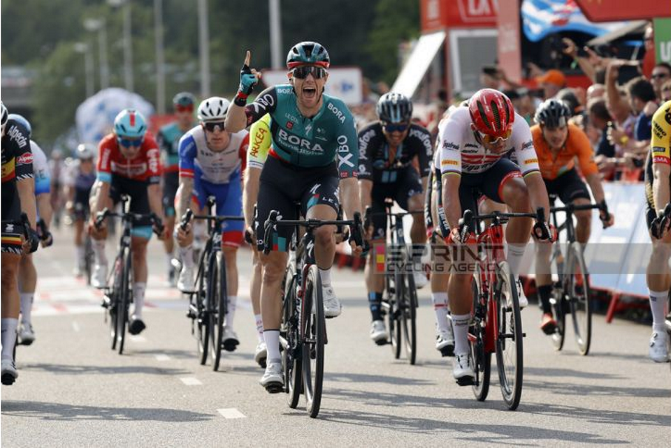 Sam Bennett is back with a big win on stage 2 at La Vuelta