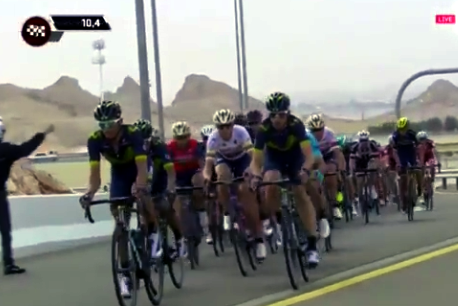 10 km to go. Aru, Quintana, Nibali all at the front.  Where's Contador as we hit Jebel Hafeet!