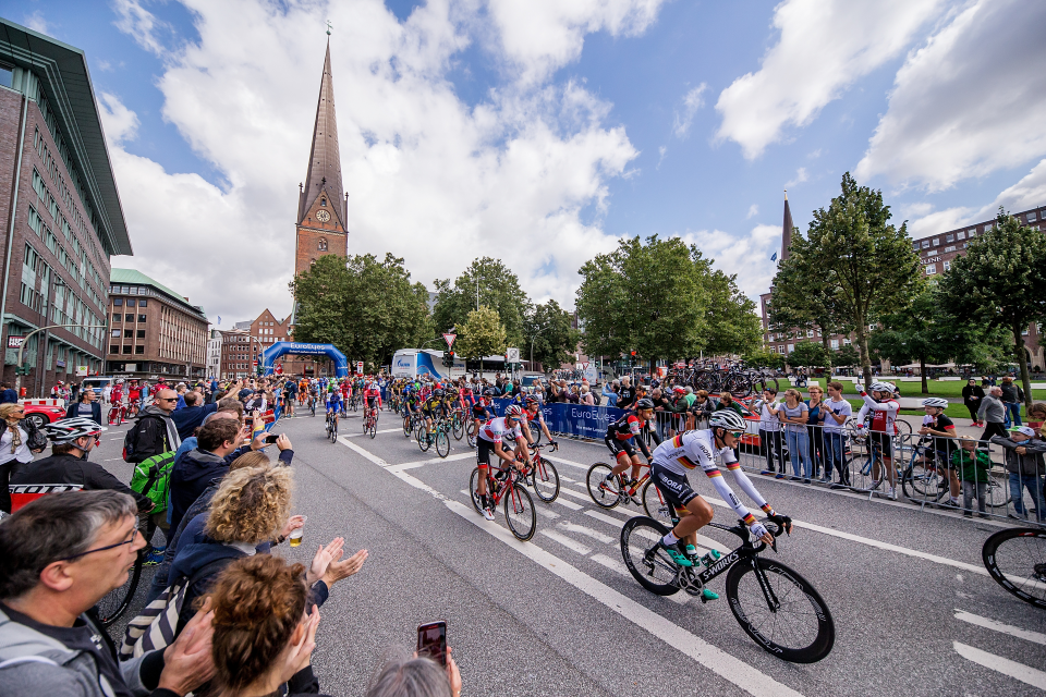 Photo: ATMOSPHERE. Spectators cheering on the Pro athletes. © Getty Images for VELOTHON