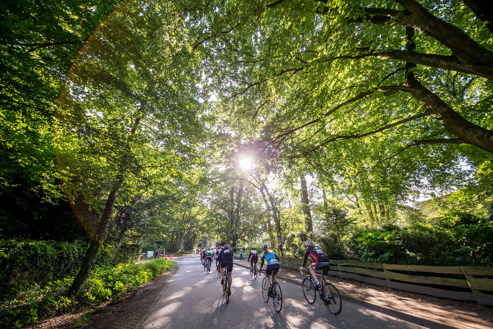 Photo: CLIMBING 1. Age Group athletes conquering the hilly area in Blankenese. © Getty Images for IRONMAN