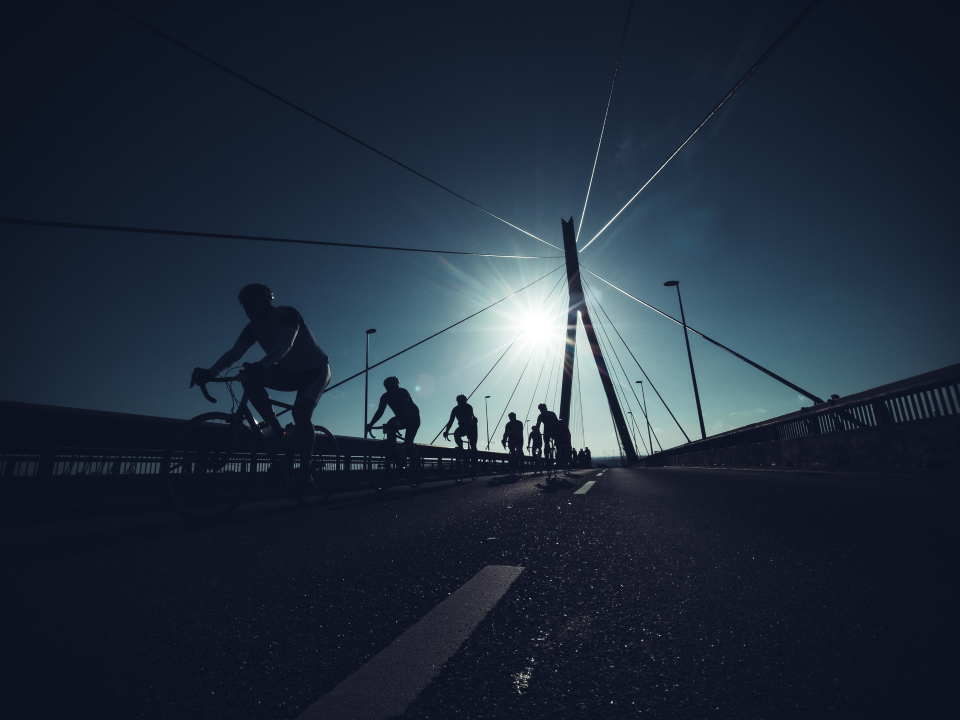 Photo: SUNNY. Age Group athletes enjoying the sun at the famous Koehlbrandbruecke. © David Rothenhaeuser for IRONMAN