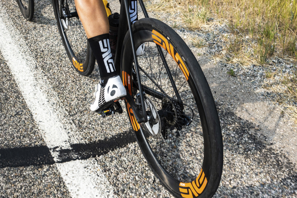 Like ENVE’s full carbon rim brake hub set that launched last month, the new aluminum hubs feature a bearing pre-load system called Perfect Preload™